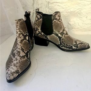 Blondo Emelia Booties 5.5